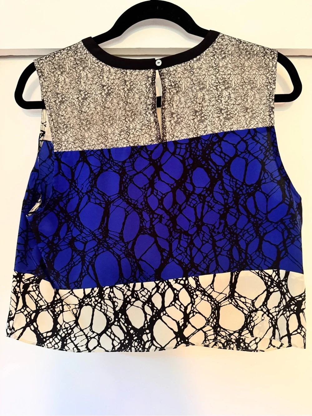 Elizabeth and James Blue Black White Abstract Cropped Silk Top - Picture 2 of 4
